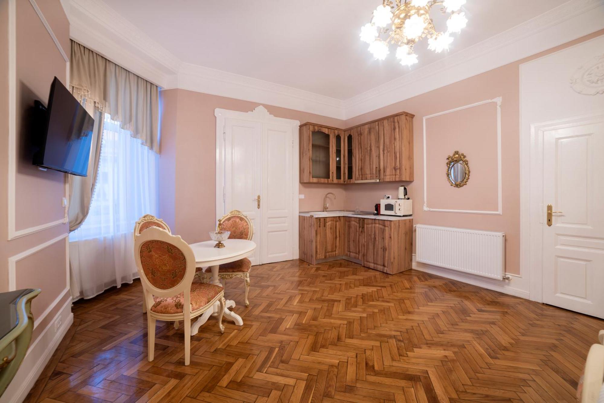 Aesthetic Pleasure - Central Downtown Apartments Oradea Exterior photo